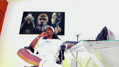 Snapshot of thomas_shelbys chatting on February 23, 2025, 3:40 pm Thomas online show from February 23, 2025, 3:40 pm