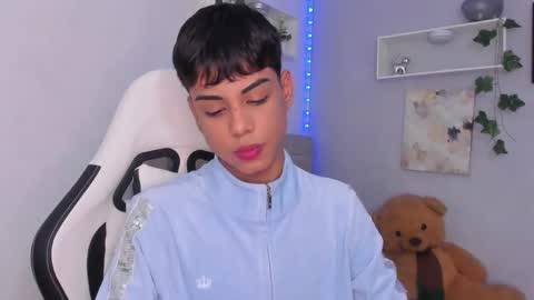 Snapshot of thomas_wild chatting on November 1, 2025, 1:18 am Thomas online show from November 1, 2025, 1:18 am