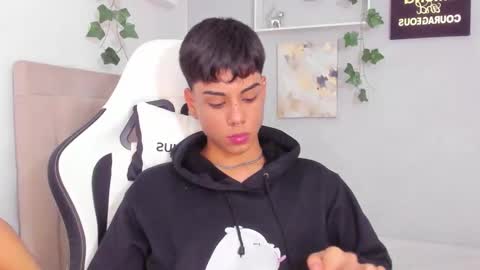 Snapshot of thomas_wild chatting on November 13, 2025, 5:17 am Thomas online show from November 13, 2025, 5:17 am