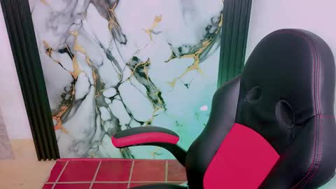 Snapshot of thommy_cute chatting on December 18, 2025, 9:54 pm Thomas online show from December 18, 2025, 9:54 pm