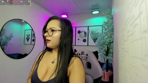 Snapshot of tiara_r chatting on May 24, 2026, 3:22 am Tiara online show from May 24, 2026, 3:22 am