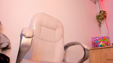 Snapshot of tiarha_ chatting on December 30, 2024, 7:48 am Tiarha online show from December 30, 2024, 7:48 am