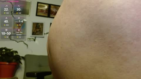 Snapshot of tiina_hz chatting on October 9, 2025, 12:52 am Tiina hz online show from October 9, 2025, 12:52 am