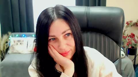 Snapshot of timeparadice chatting on May 19, 2026, 7:37 am Luisa online show from May 19, 2026, 7:37 am
