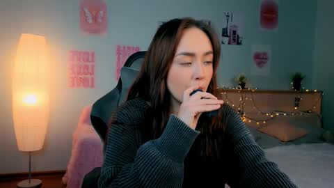 Mia online show from February 2, 2026, 7:34 pm