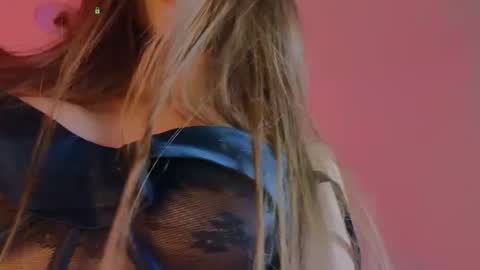 Snapshot of tina_akira chatting on October 23, 2025, 6:06 pm Helen online show from October 23, 2025, 6:06 pm