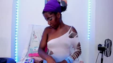 tinas_smith online show from April 30, 2026, 6:58 pm