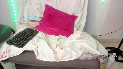 Snapshot of tinas_smith chatting on June 26, 2026, 1:37 pm tinas_smith online show from June 26, 2026, 1:37 pm