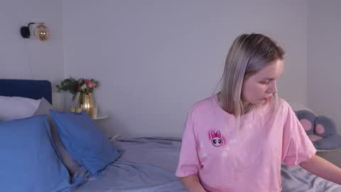 tinasiner online show from September 29, 2025, 4:01 pm