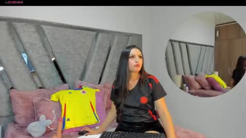 Snapshot of tink_fox chatting on June 18, 2026, 2:12 am Tink online show from June 18, 2026, 2:12 am