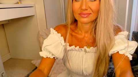 tinkerbell822 online show from July 10, 2026, 7:23 am