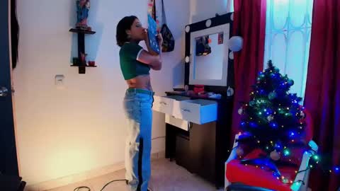 I AM BELLA  ----------- follow my  IG  TINNS 69 online show from December 24, 2024, 9:22 pm