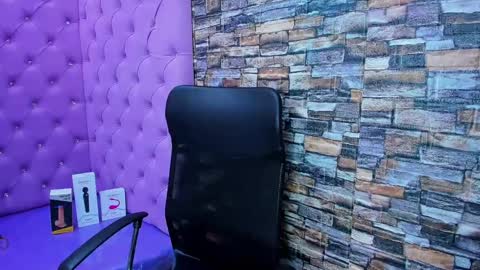 Snapshot of tiny_love_ chatting on December 11, 2024, 2:41 am tiny online show from December 11, 2024, 2:41 am