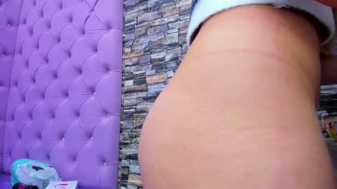 Snapshot of tiny_love_ chatting on December 20, 2024, 3:25 am tiny online show from December 20, 2024, 3:25 am