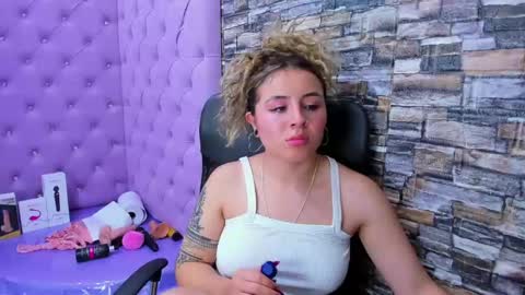 Snapshot of tiny_love_ chatting on December 21, 2024, 9:55 am tiny online show from December 21, 2024, 9:55 am