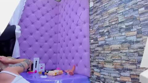 Snapshot of tiny_love_ chatting on January 14, 2025, 8:52 am tiny online show from January 14, 2025, 8:52 am