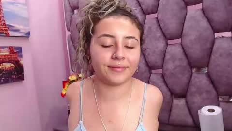 Snapshot of tiny_love_ chatting on January 15, 2025, 9:45 am tiny online show from January 15, 2025, 9:45 am