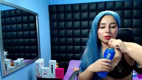 Snapshot of tiny_love_ chatting on November 9, 2025, 4:00 am tiny online show from November 9, 2025, 4:00 am