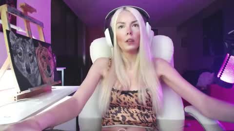 stage Kylie Sinner  brand CLITBAIT online show from October 2, 2025, 5:03 am