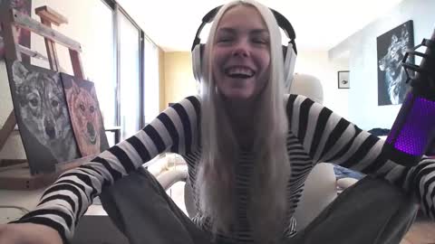 stage Kylie Sinner  brand CLITBAIT online show from October 3, 2025, 4:48 pm