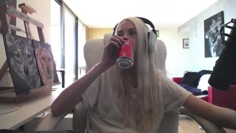 stage Kylie Sinner  brand CLITBAIT online show from October 4, 2025, 5:00 pm