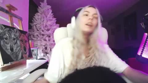 stage Kylie Sinner  brand CLITBAIT online show from November 21, 2025, 10:52 pm