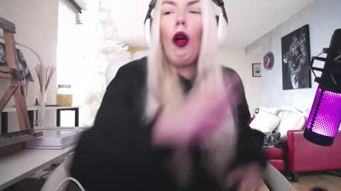 stage Kylie Sinner  brand CLITBAIT online show from December 4, 2025, 12:36 pm