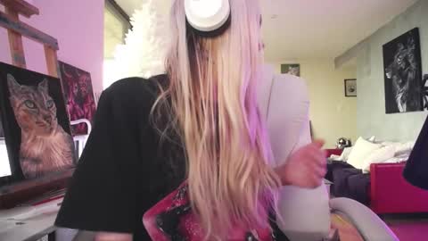 stage Kylie Sinner  brand CLITBAIT online show from January 18, 2026, 8:12 pm