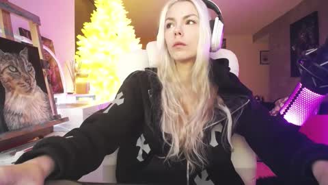 stage Kylie Sinner  brand CLITBAIT online show from February 2, 2026, 10:30 pm