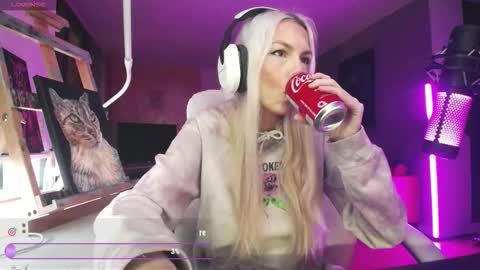 stage Kylie Sinner  brand CLITBAIT online show from March 3, 2026, 7:58 am