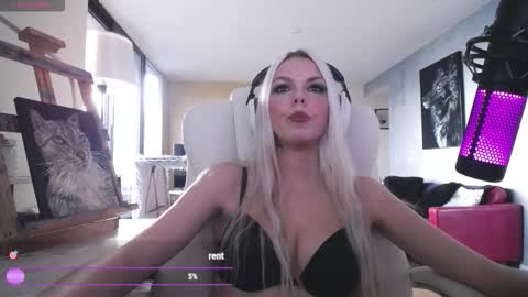 stage Kylie Sinner  brand CLITBAIT online show from March 19, 2026, 10:14 pm