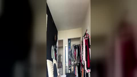 Snapshot of tinykylie chatting on June 18, 2026, 8:02 pm stage Kylie Sinner brand CLITBAIT online show from June 18, 2026, 8:02 pm