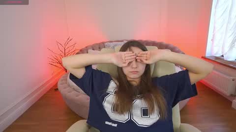 tinynataliee online show from April 11, 2026, 7:35 am