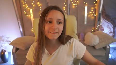 Snapshot of tinynataliee chatting on May 25, 2026, 12:33 pm tinynataliee online show from May 25, 2026, 12:33 pm