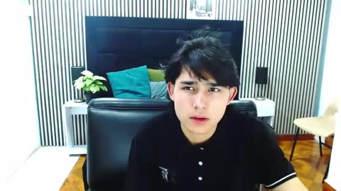 Snapshot of tom_0002 chatting on October 18, 2025, 9:15 pm tom_0002 online show from October 18, 2025, 9:15 pm