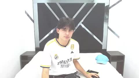 Snapshot of tom_0002 chatting on October 31, 2025, 9:27 pm tom_0002 online show from October 31, 2025, 9:27 pm