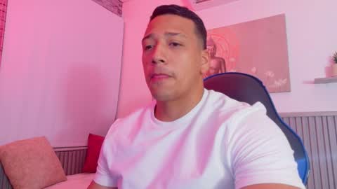 Snapshot of tom_muscle1 chatting on November 28, 2025, 11:46 am Tom muscle1 online show from November 28, 2025, 11:46 am