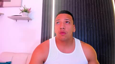 Snapshot of tom_muscle1 chatting on November 30, 2025, 12:42 pm Tom muscle1 online show from November 30, 2025, 12:42 pm