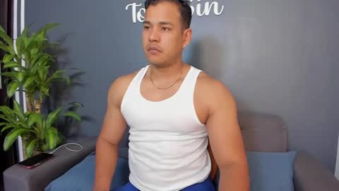 Snapshot of tom_sin_ chatting on December 14, 2024, 9:02 pm Tom Sin online show from December 14, 2024, 9:02 pm