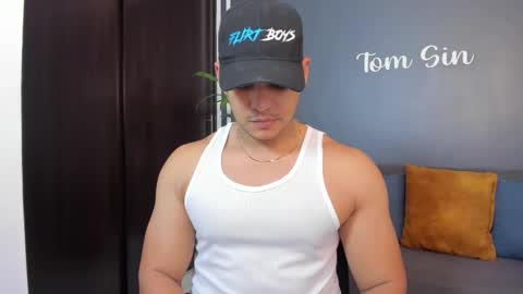 Snapshot of tom_sin_ chatting on January 20, 2025, 9:22 pm Tom Sin online show from January 20, 2025, 9:22 pm