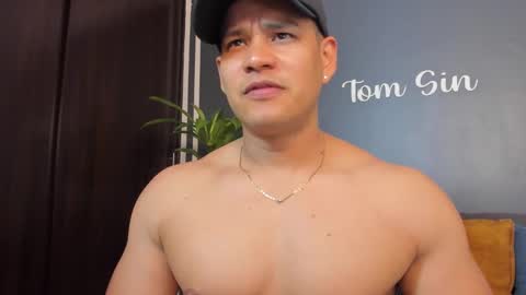 Snapshot of tom_sin_ chatting on February 10, 2025, 9:58 pm Tom Sin online show from February 10, 2025, 9:58 pm