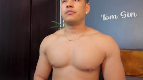 Snapshot of tom_sin_ chatting on February 17, 2025, 8:58 pm Tom Sin online show from February 17, 2025, 8:58 pm