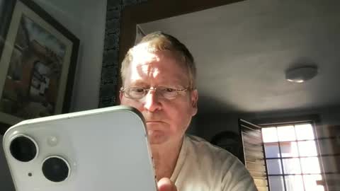 Snapshot of tomascausa chatting on December 11, 2024, 9:34 pm Hola online show from December 11, 2024, 9:34 pm