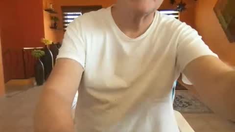 Snapshot of tomascausa chatting on April 1, 2026, 6:05 pm Hola online show from April 1, 2026, 6:05 pm