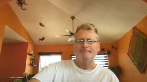 Snapshot of tomascausa chatting on April 15, 2026, 7:58 pm Hola online show from April 15, 2026, 7:58 pm