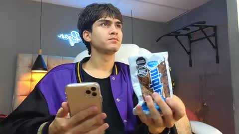 Snapshot of tommy18__ chatting on February 8, 2025, 7:04 am Tommy online show from February 8, 2025, 7:04 am