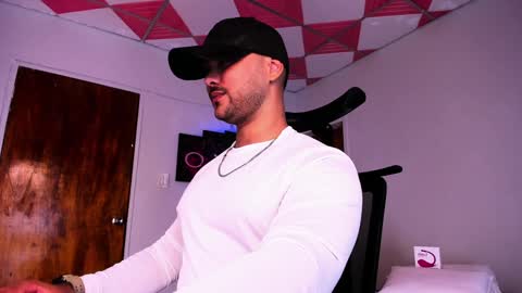 Snapshot of tommy_sccott chatting on December 5, 2024, 3:59 am tommy_sccott online show from December 5, 2024, 3:59 am