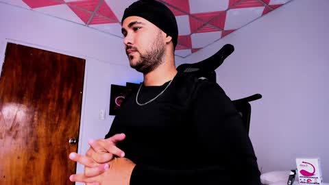 Snapshot of tommy_sccott chatting on February 2, 2025, 3:32 am tommy_sccott online show from February 2, 2025, 3:32 am