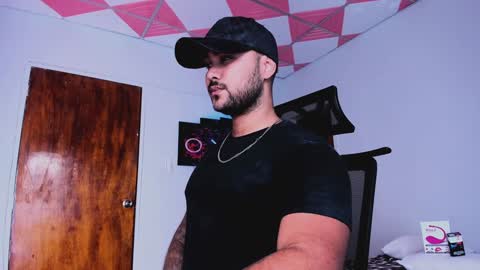 Snapshot of tommy_sccott chatting on February 6, 2025, 2:44 am tommy_sccott online show from February 6, 2025, 2:44 am