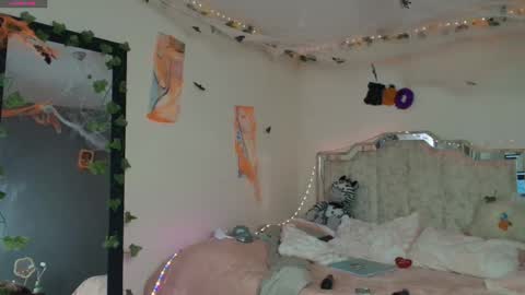 Snapshot of tomoe_b chatting on October 24, 2025, 5:31 pm leyla online show from October 24, 2025, 5:31 pm